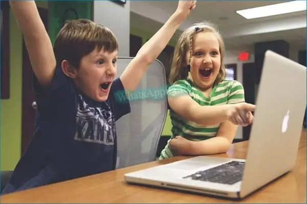 Дети логотип возле компьютера