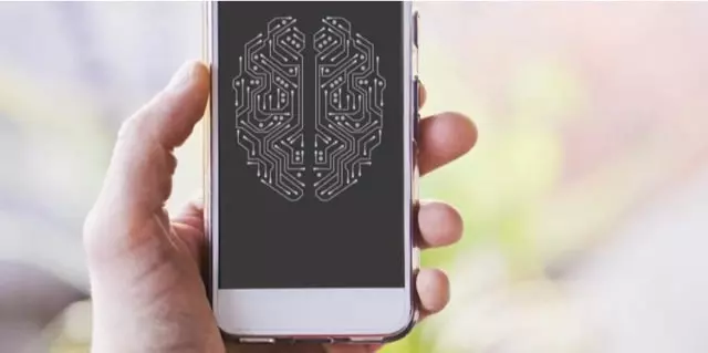 Мозг в виде печатной схемы на экране портативного смартфона