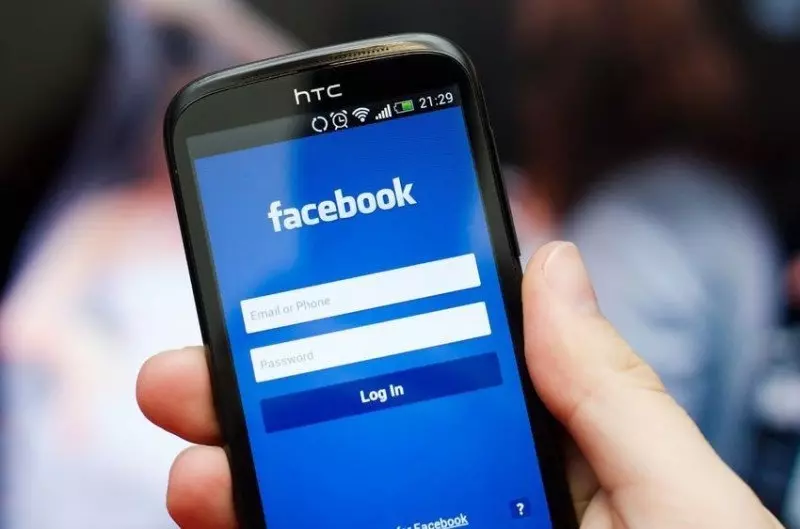 Загрузите Facebook на свой телефон