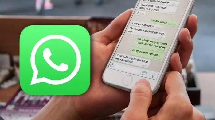 Переписка по WhatsApp и логотип мессенджера рядом