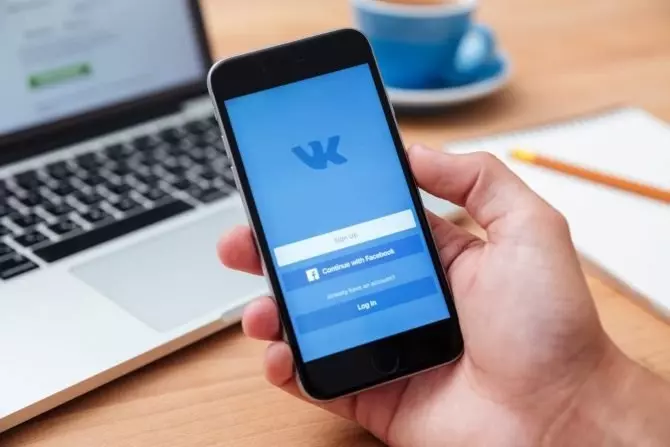 Зайдите во Вконтакте, скрыв статус онлайн на телефоне