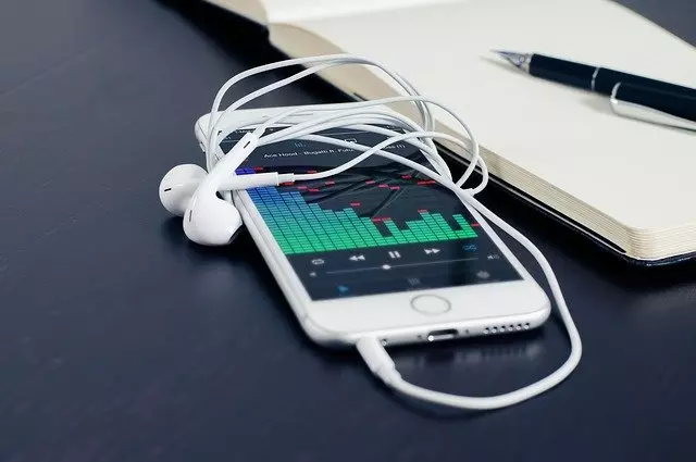 музыкальный плеер смартфон приложение телефон слушать в наушниках