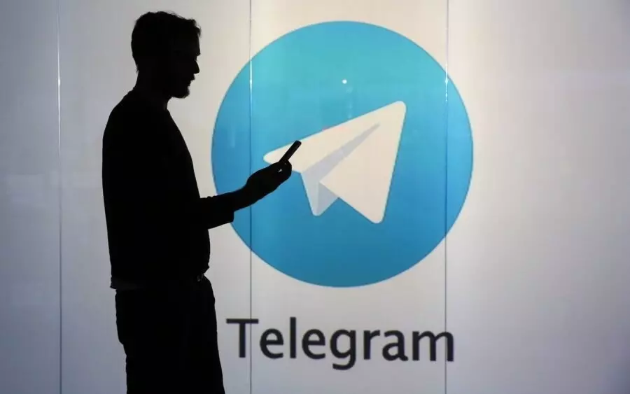 Силуэт парня на фоне иконки Telegram
